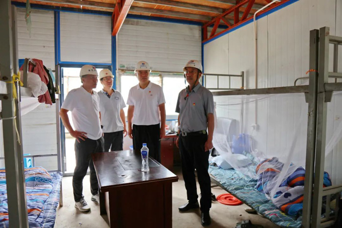 向高温湿热下奋战在一线的公司广大职工道一声“你们辛苦了”(图3) 向高温湿热下奋战在一线的公司广大职工道一声“你们辛苦了”(图3)