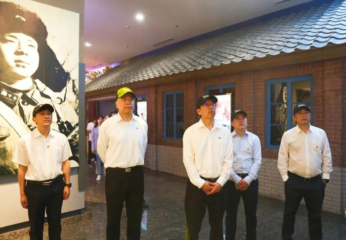 传承雷锋精神,弘扬榜样力量——省建科院组织党员干部参观雷锋纪念馆(图2) 传承雷锋精神,弘扬榜样力量——省建科院组织党员干部参观雷锋纪念馆(图2)