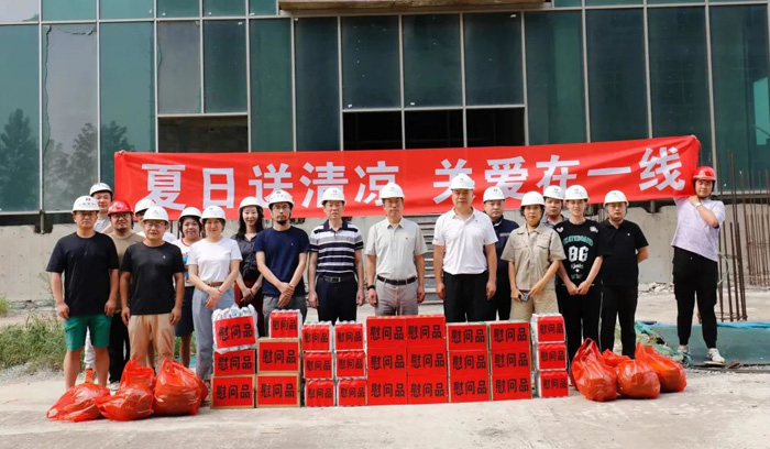 夏日送清凉,关爱在一线(图1) 夏日送清凉,关爱在一线(图1)